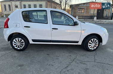 Хэтчбек Dacia Sandero 2011 в Могилев-Подольске