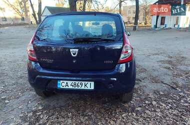 Хэтчбек Dacia Sandero 2010 в 