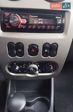 Хэтчбек Dacia Sandero 2010 в 
