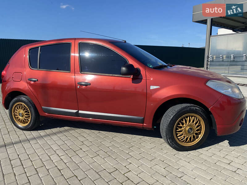 Хэтчбек Dacia Sandero 2012 в Львове