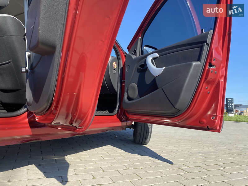 Хэтчбек Dacia Sandero 2012 в Львове