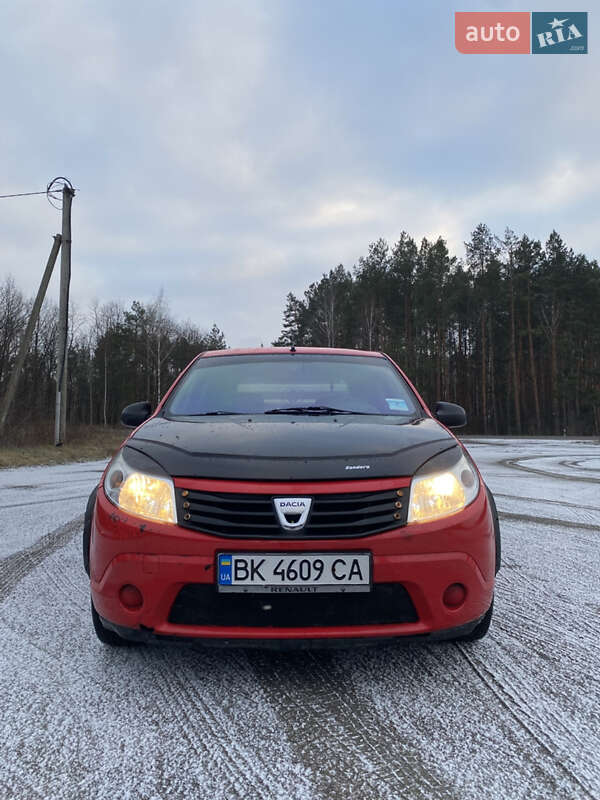 Хэтчбек Dacia Sandero 2011 в Сарнах