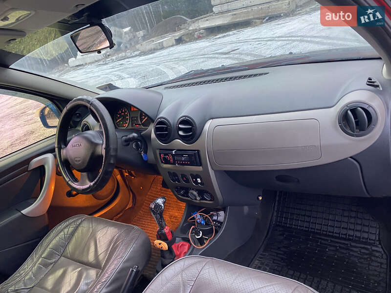 Хэтчбек Dacia Sandero 2011 в Сарнах