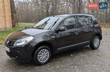 Хэтчбек Dacia Sandero 2009 в Умани