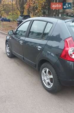 Хэтчбек Dacia Sandero 2009 в 