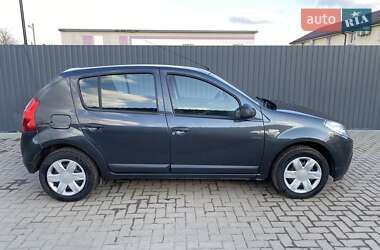 Хэтчбек Dacia Sandero 2009 в Остроге