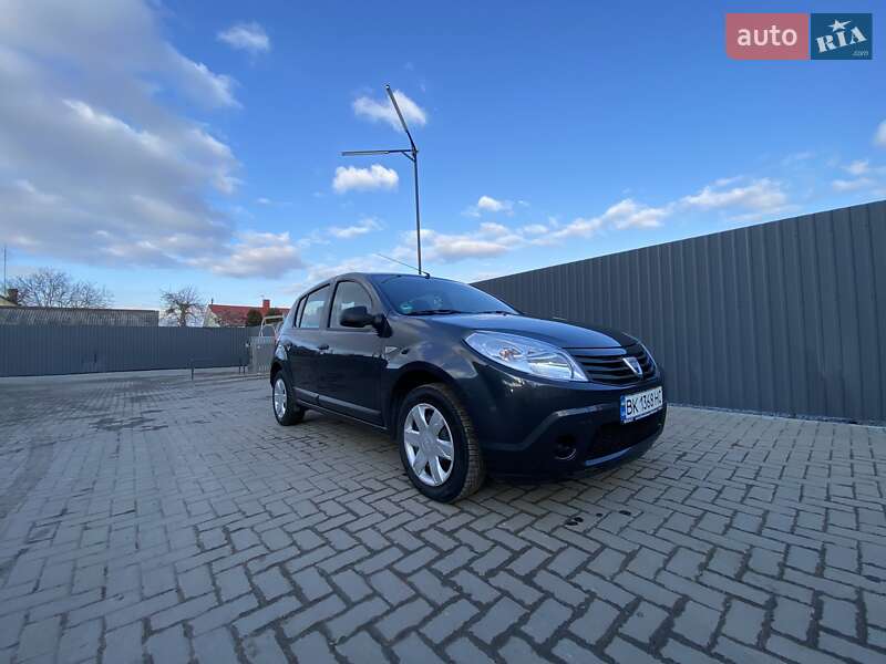 Хэтчбек Dacia Sandero 2009 в Остроге