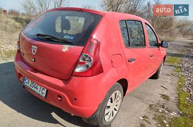 Хэтчбек Dacia Sandero 2010 в 