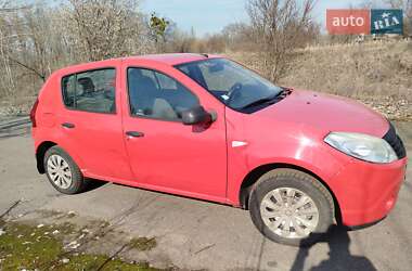 Хэтчбек Dacia Sandero 2010 в 