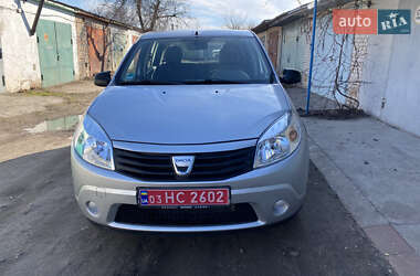 Хетчбек Dacia Sandero 2009 в 