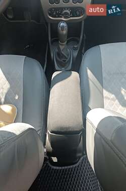 Хэтчбек Dacia Sandero 2012 в 