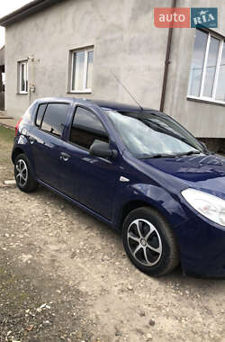 Хэтчбек Dacia Sandero 2009 в 