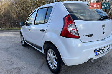 Хэтчбек Dacia Sandero 2010 в 