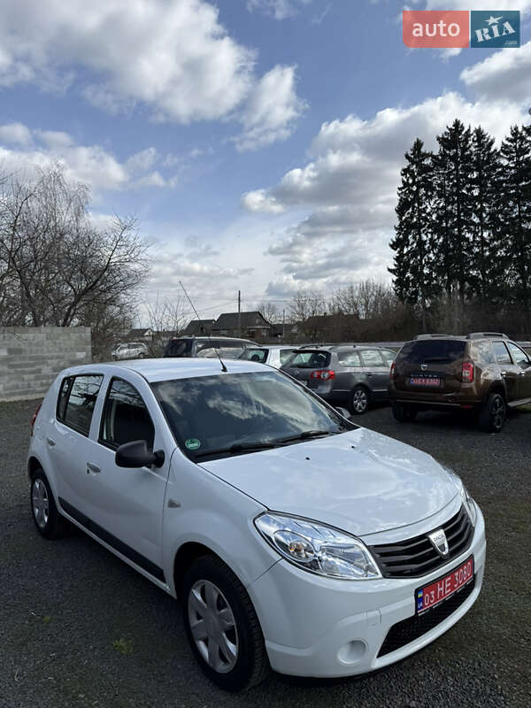 Хэтчбек Dacia Sandero 2009 в 