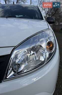 Хэтчбек Dacia Sandero 2009 в 