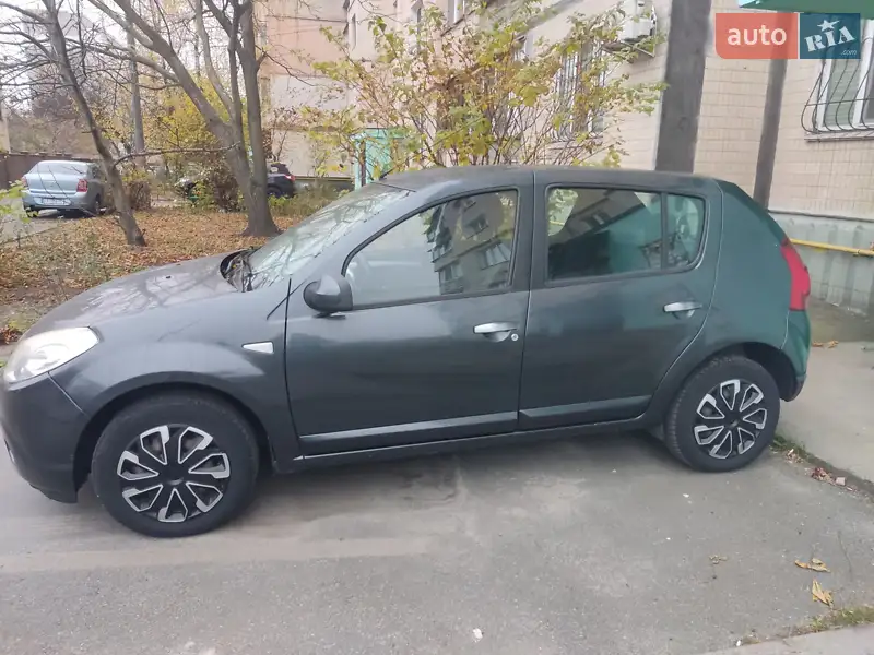 Хетчбек Dacia Sandero 2010 в 