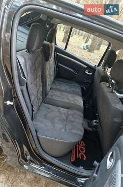 Хэтчбек Dacia Sandero 2011 в 