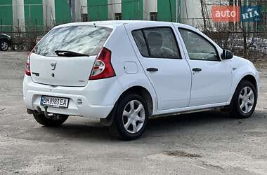Хэтчбек Dacia Sandero 2010 в 