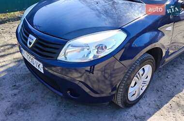 Хетчбек Dacia Sandero 2010 в 
