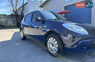 Хэтчбек Dacia Sandero 2009 в 