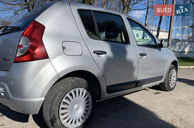 Хэтчбек Dacia Sandero 2008 в 