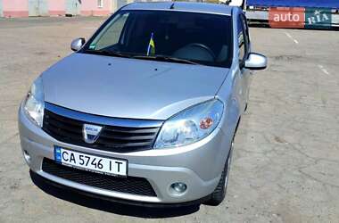 Хэтчбек Dacia Sandero 2009 в 