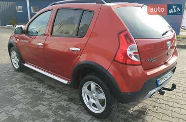 Хэтчбек Dacia Sandero 2010 в 