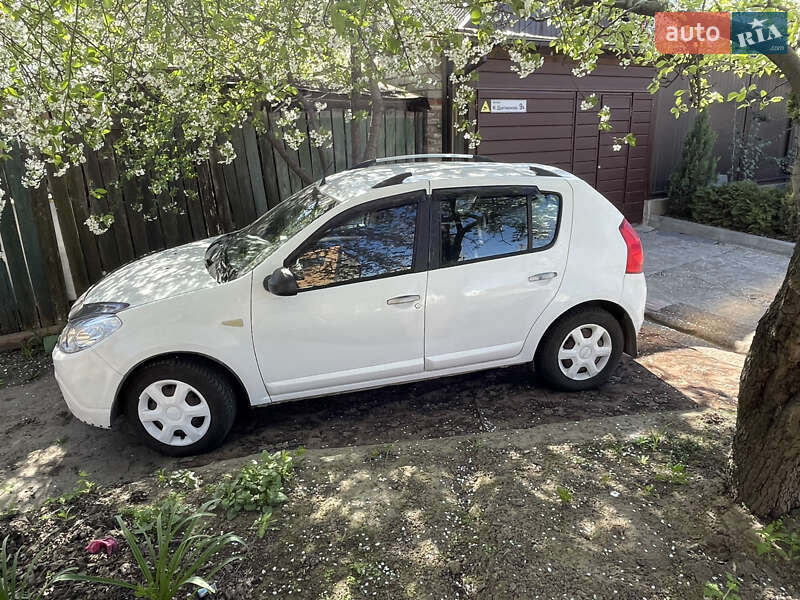 Хэтчбек Dacia Sandero 2010 в Днепре
