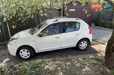 Хэтчбек Dacia Sandero 2010 в 