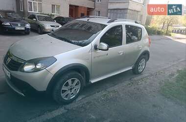 Хэтчбек Dacia Sandero 2012 в 