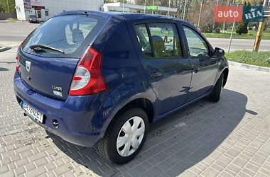 Хетчбек Dacia Sandero 2009 в 