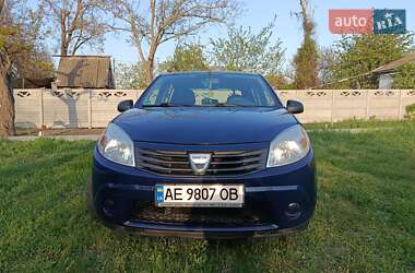 Хэтчбек Dacia Sandero 2010 в 