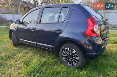Хэтчбек Dacia Sandero 2010 в 