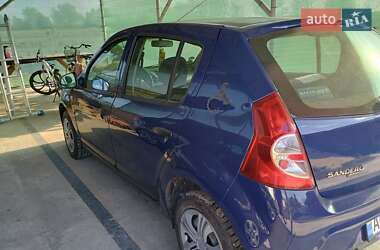 Хэтчбек Dacia Sandero 2009 в 