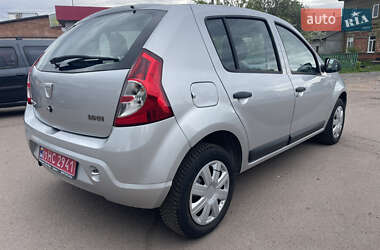 Хэтчбек Dacia Sandero 2010 в 