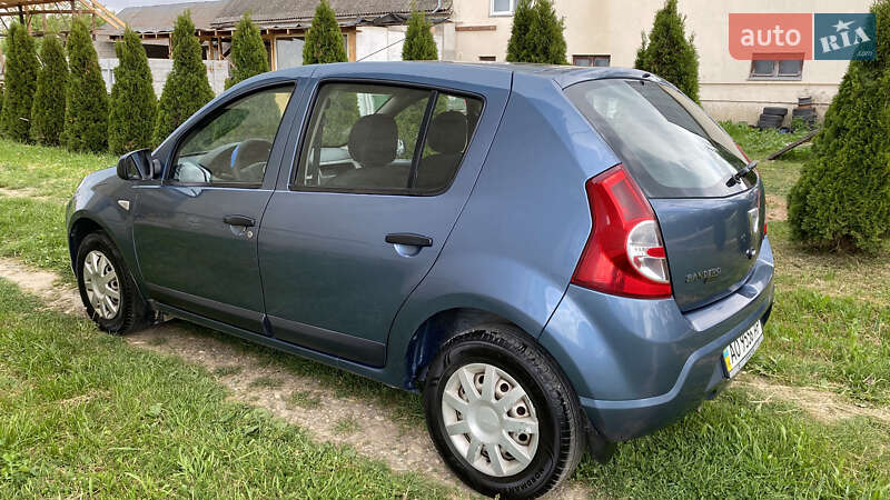 Хэтчбек Dacia Sandero 2008 в Берегово