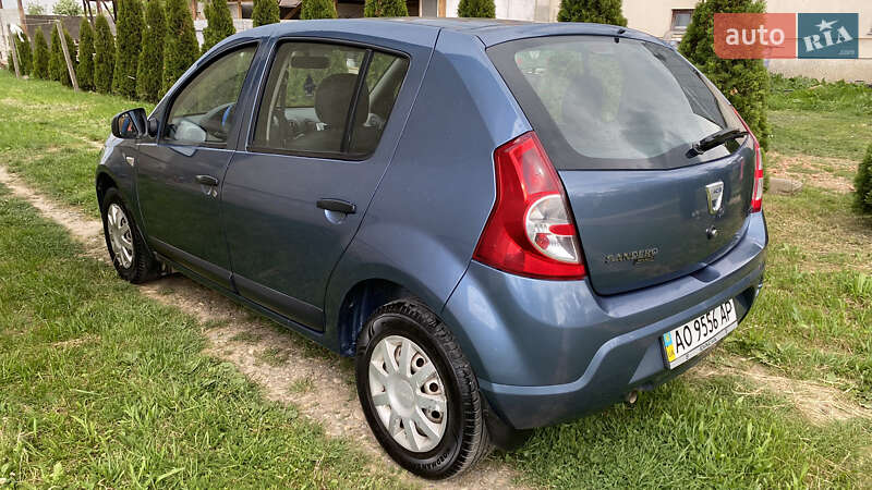 Хэтчбек Dacia Sandero 2008 в Берегово
