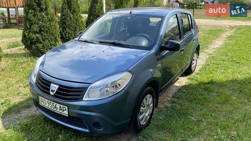 Хэтчбек Dacia Sandero 2008 в Берегово