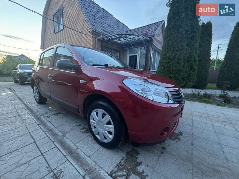 Хетчбек Dacia Sandero 2012 в 
