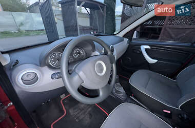 Хетчбек Dacia Sandero 2012 в 