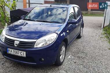 Хэтчбек Dacia Sandero 2009 в Киеве