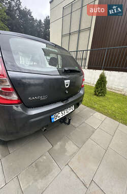 Хетчбек Dacia Sandero 2010 в 