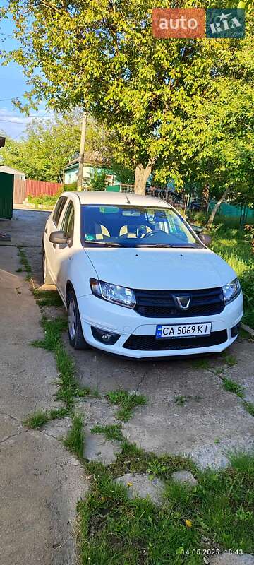 Хэтчбек Dacia Sandero 2016 в 