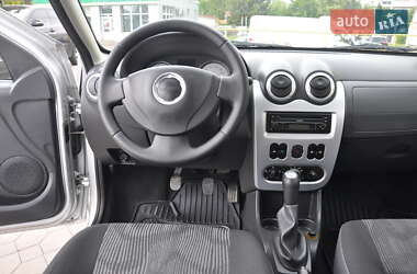 Хэтчбек Dacia Sandero 2010 в 