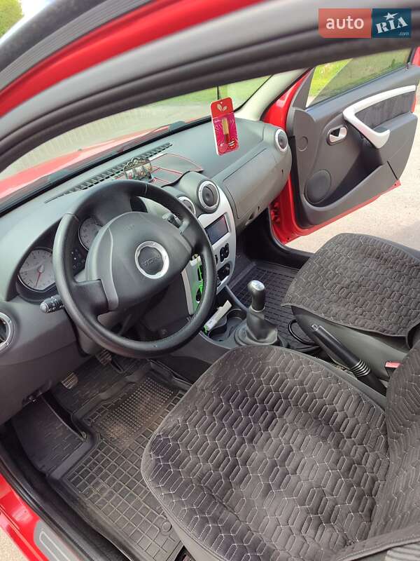 Хэтчбек Dacia Sandero 2009 в Ичне