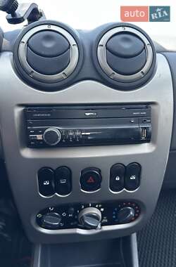 Хетчбек Dacia Sandero 2010 в 