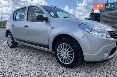 Хетчбек Dacia Sandero 2008 в 
