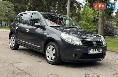 Хетчбек Dacia Sandero 2009 в 