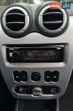 Хетчбек Dacia Sandero 2009 в 