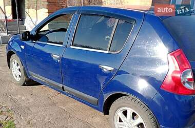 Хэтчбек Dacia Sandero 2009 в 